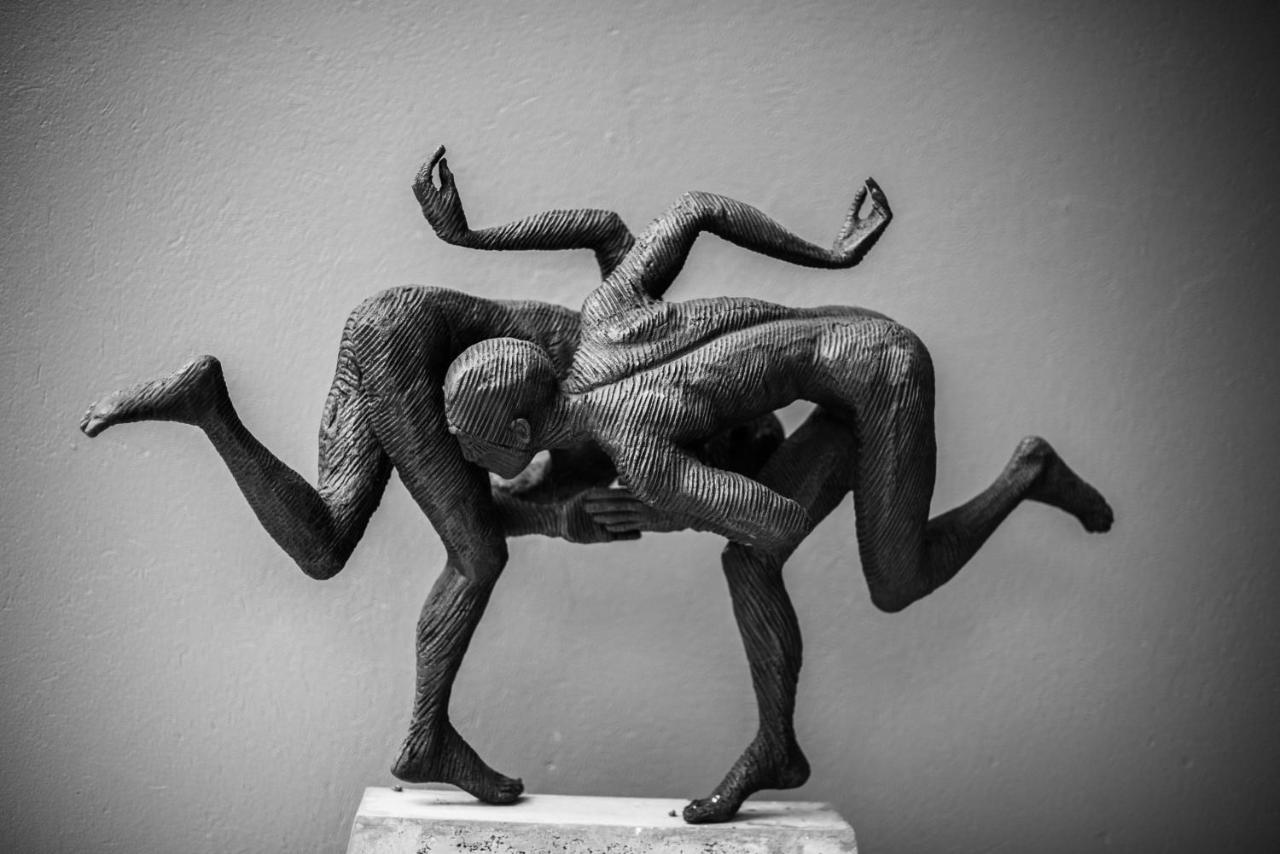 Seven Villa Hotel & Spa Йоханесбург Екстериор снимка The sculpture of the wrestlers