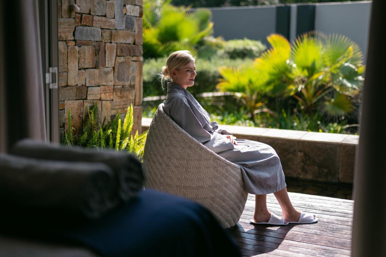 Seven Villa Hotel & Spa Йоханесбург Екстериор снимка A woman wearing a bathrobe