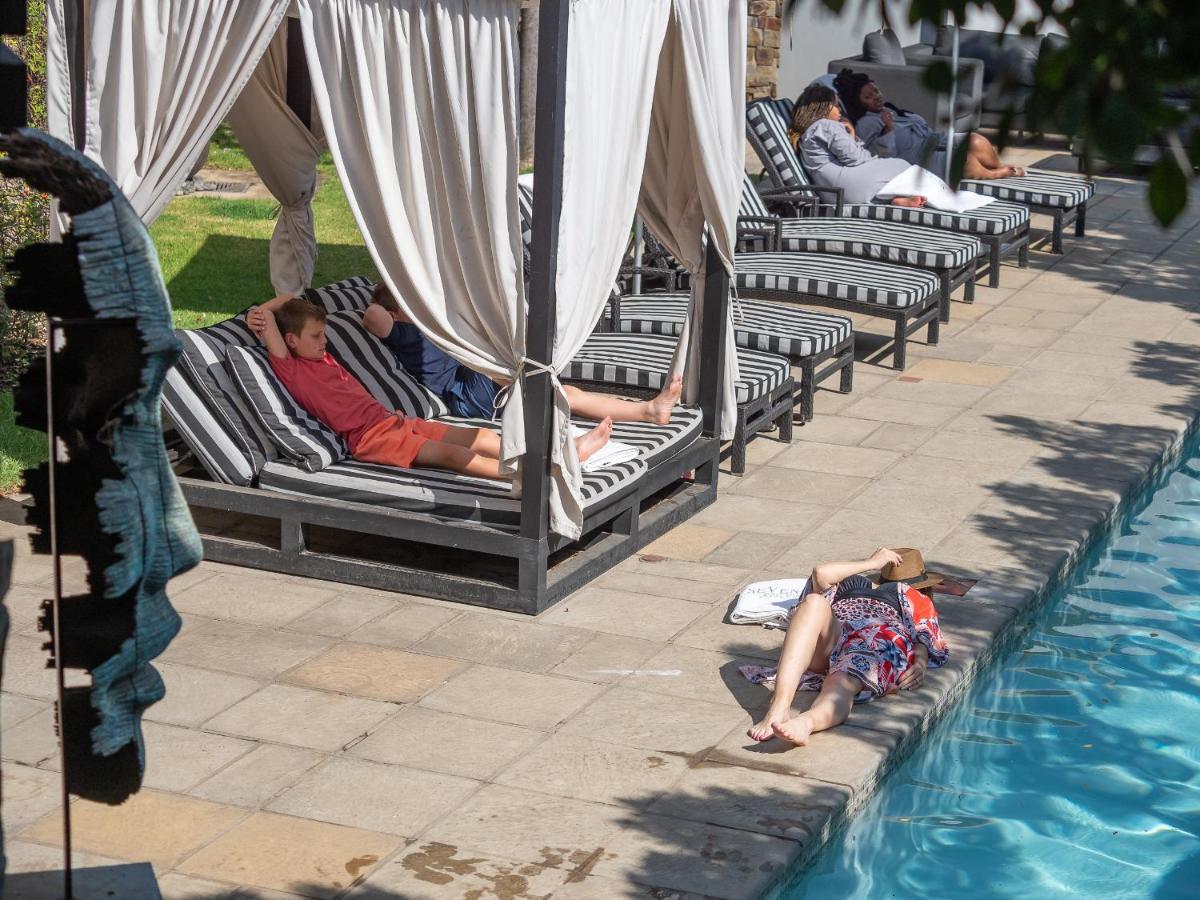 Seven Villa Hotel & Spa Йоханесбург Екстериор снимка The pool at the hotel