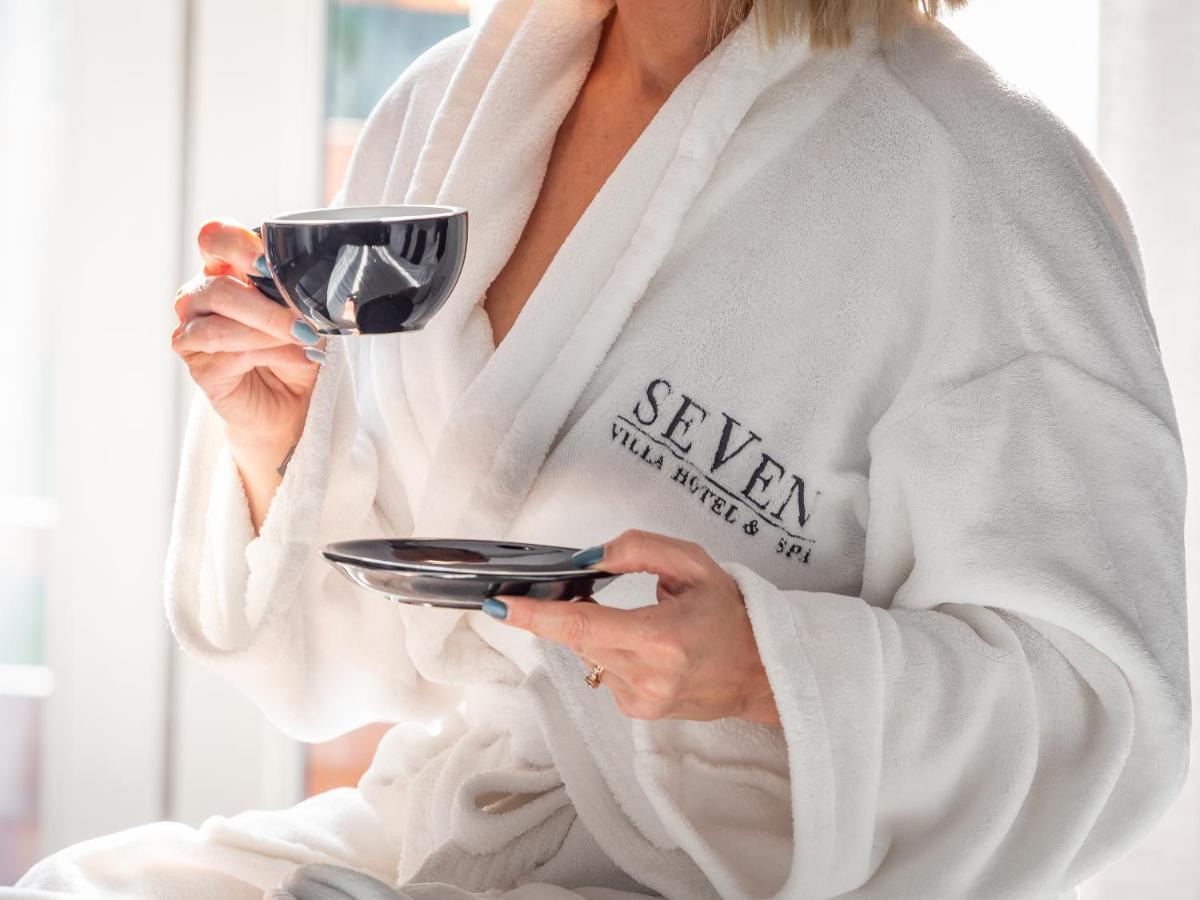 Seven Villa Hotel & Spa Йоханесбург Екстериор снимка A woman wearing a bathrobe