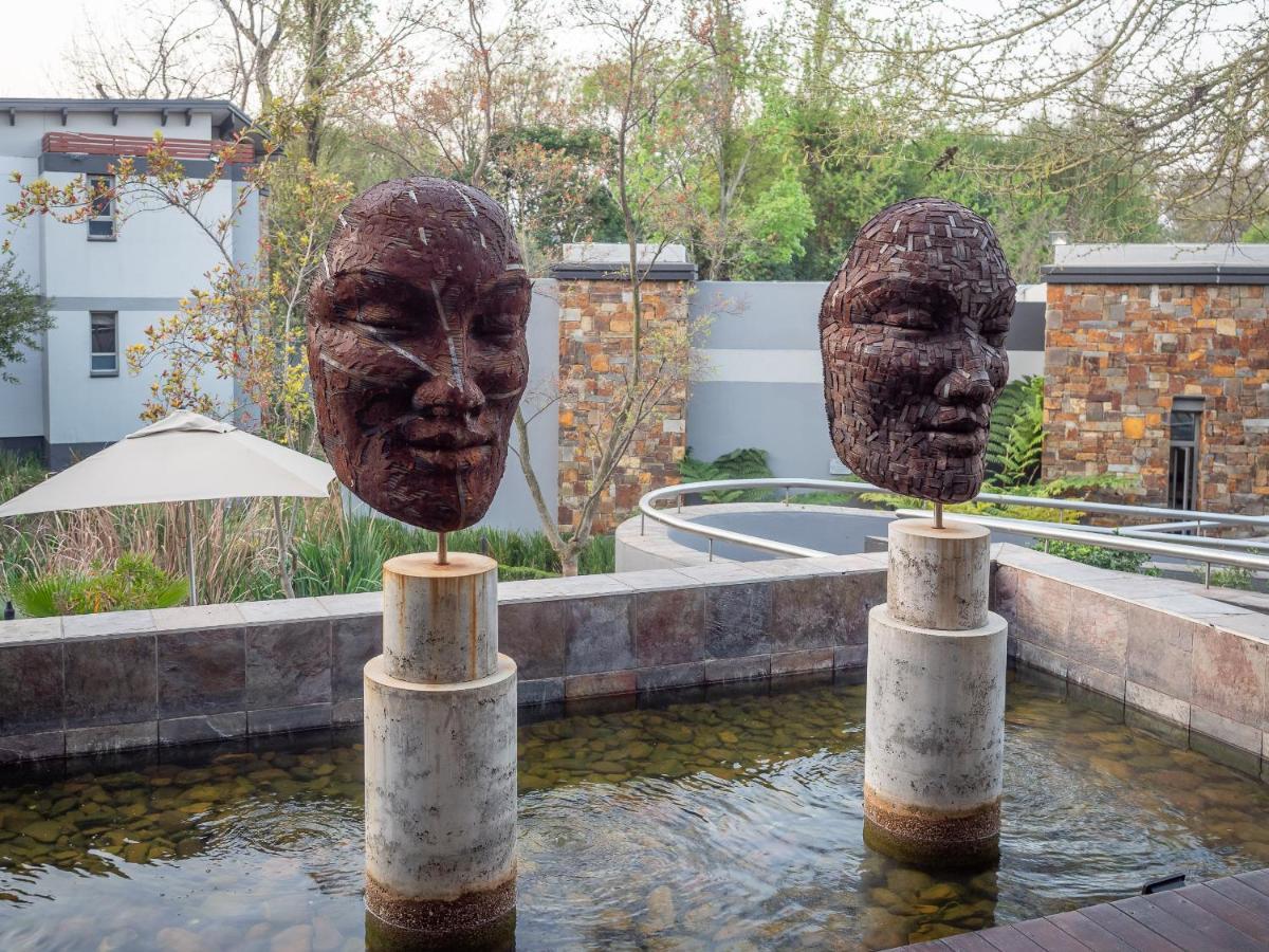 Seven Villa Hotel & Spa Йоханесбург Екстериор снимка Sculptures at the entrance of the Apartheid Museum
