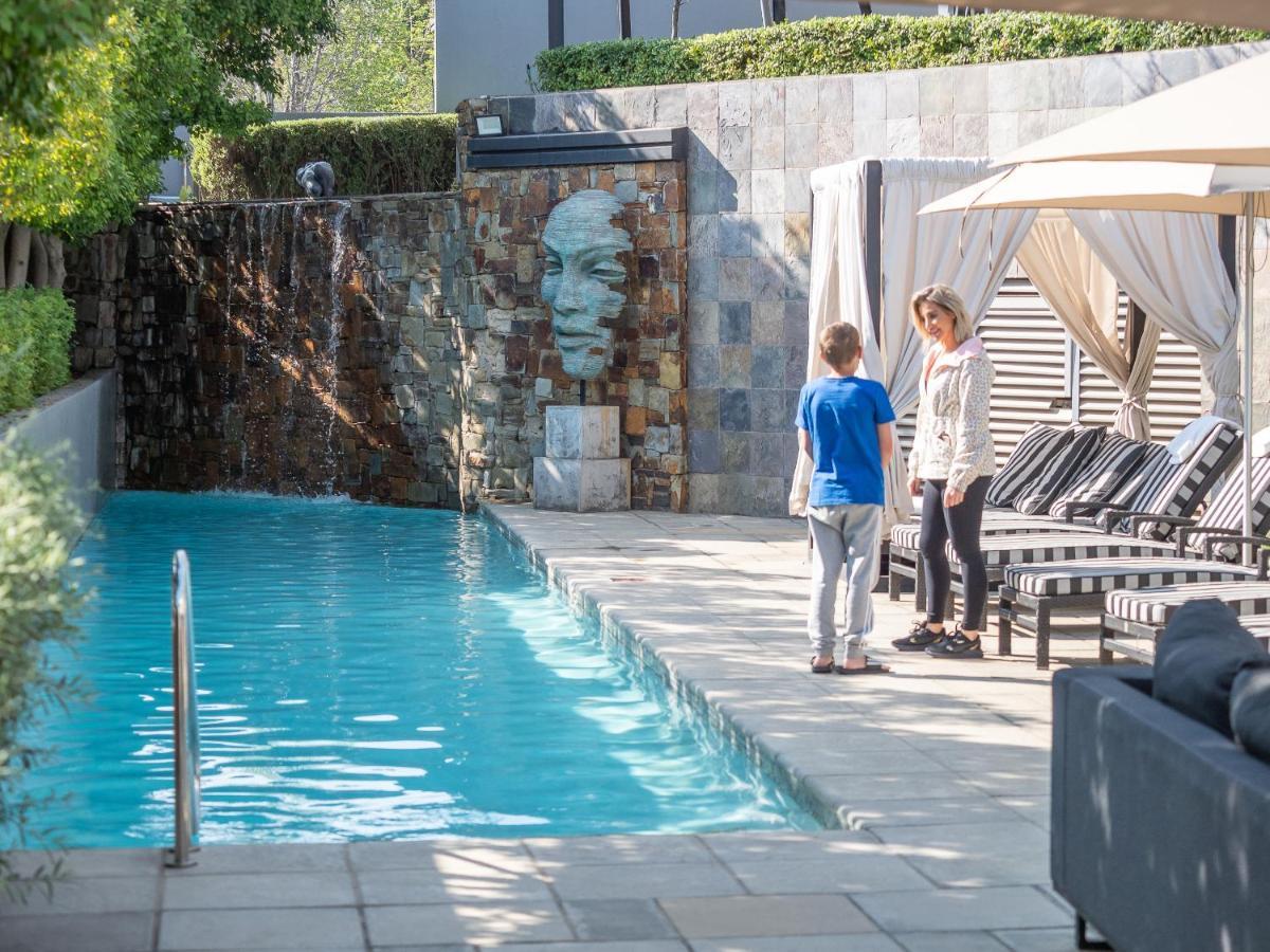 Seven Villa Hotel & Spa Йоханесбург Екстериор снимка The pool at the Hotel
