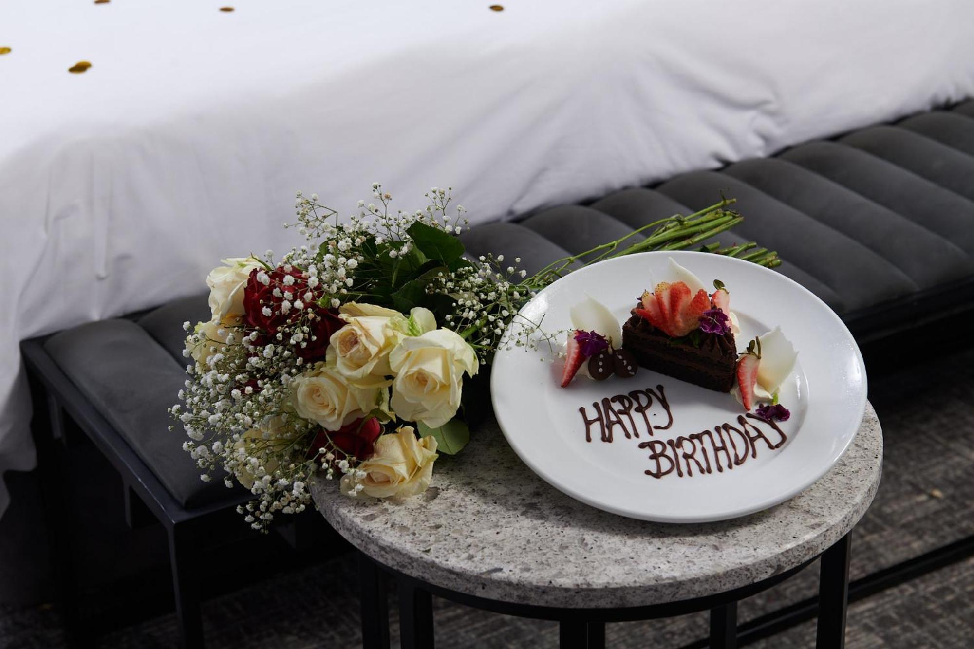 Seven Villa Hotel & Spa Йоханесбург Екстериор снимка A birthday cake