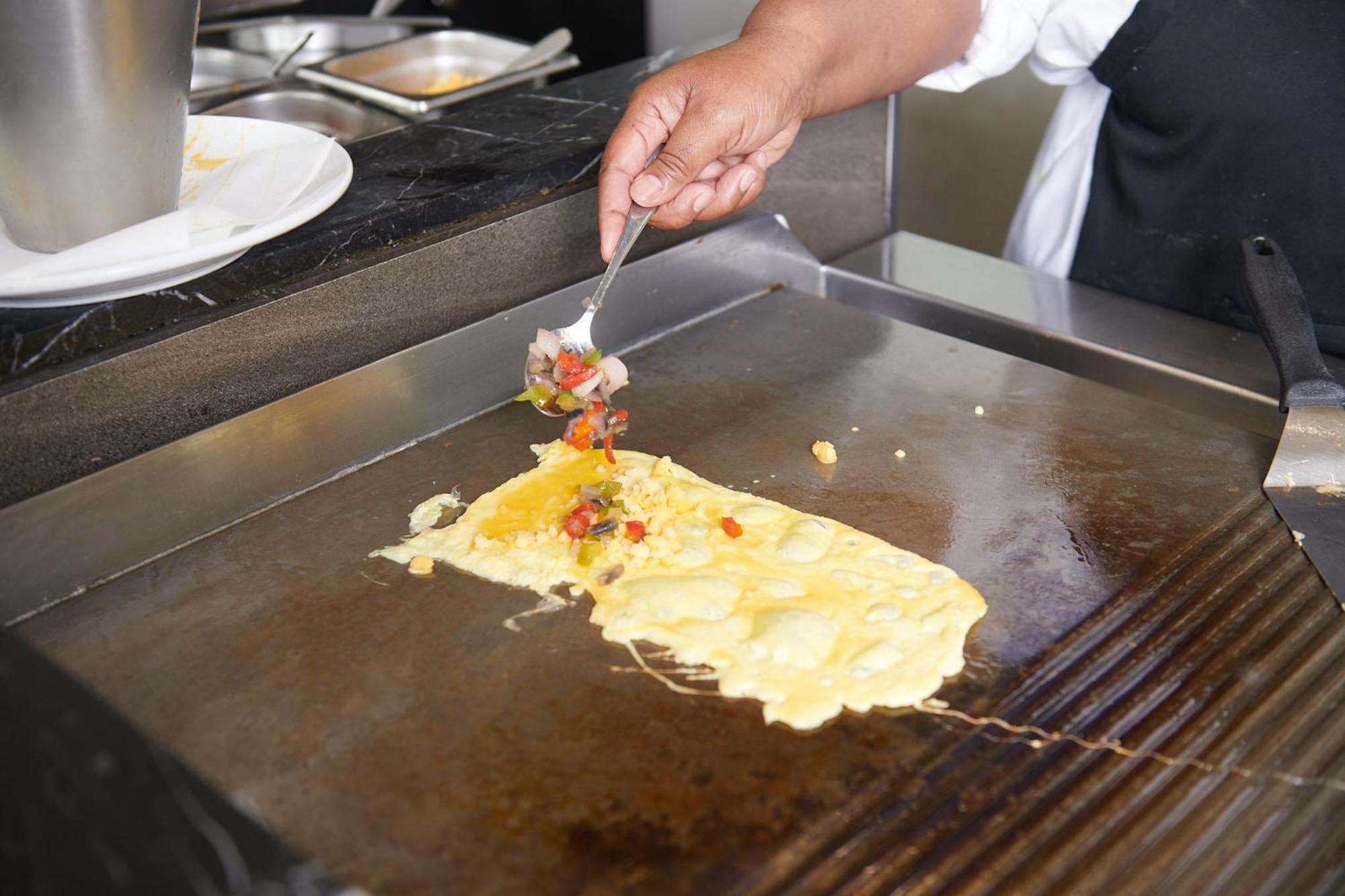 Seven Villa Hotel & Spa Йоханесбург Екстериор снимка Preparation of an omelette