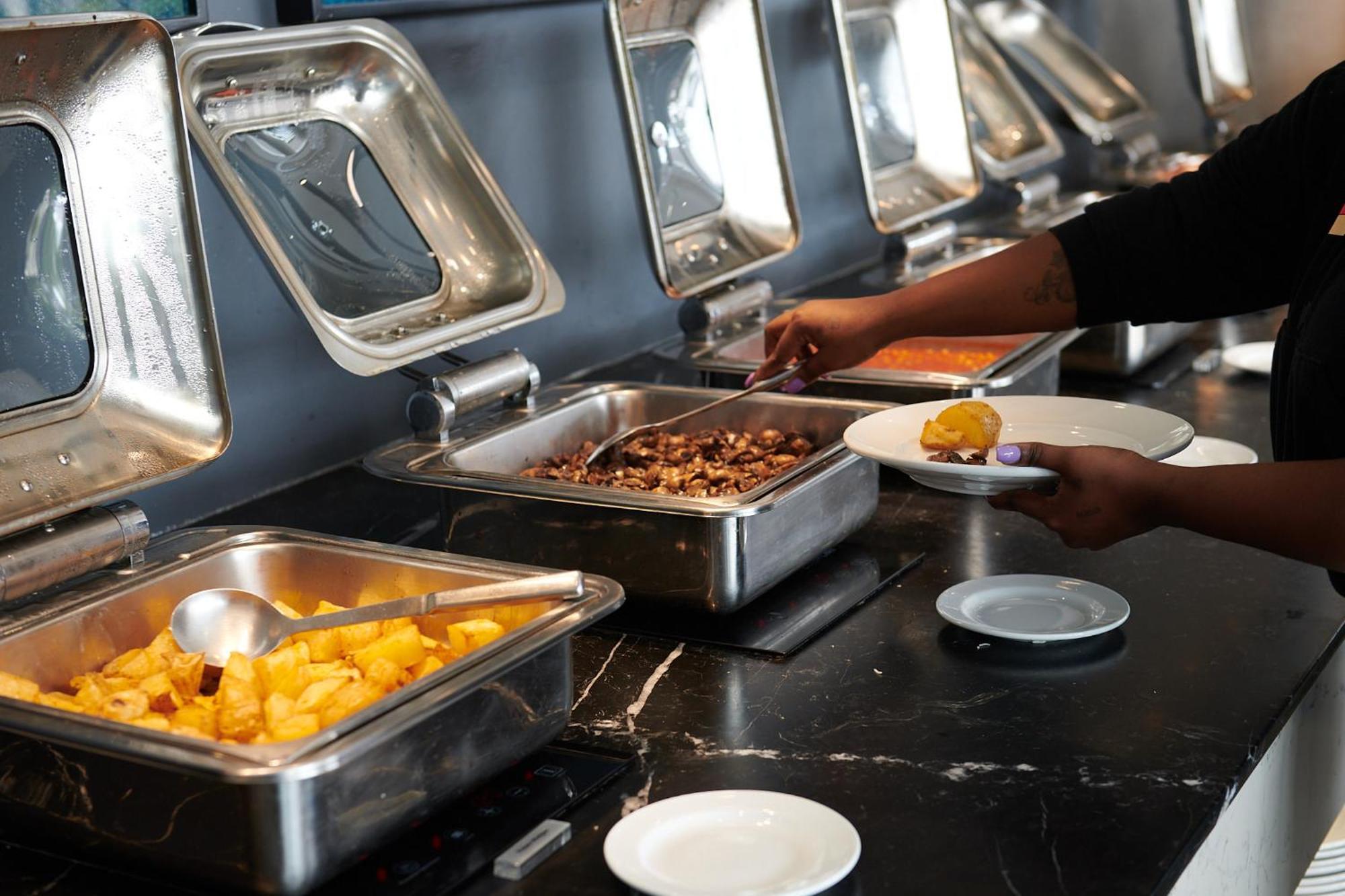 Seven Villa Hotel & Spa Йоханесбург Екстериор снимка A chafing dish
