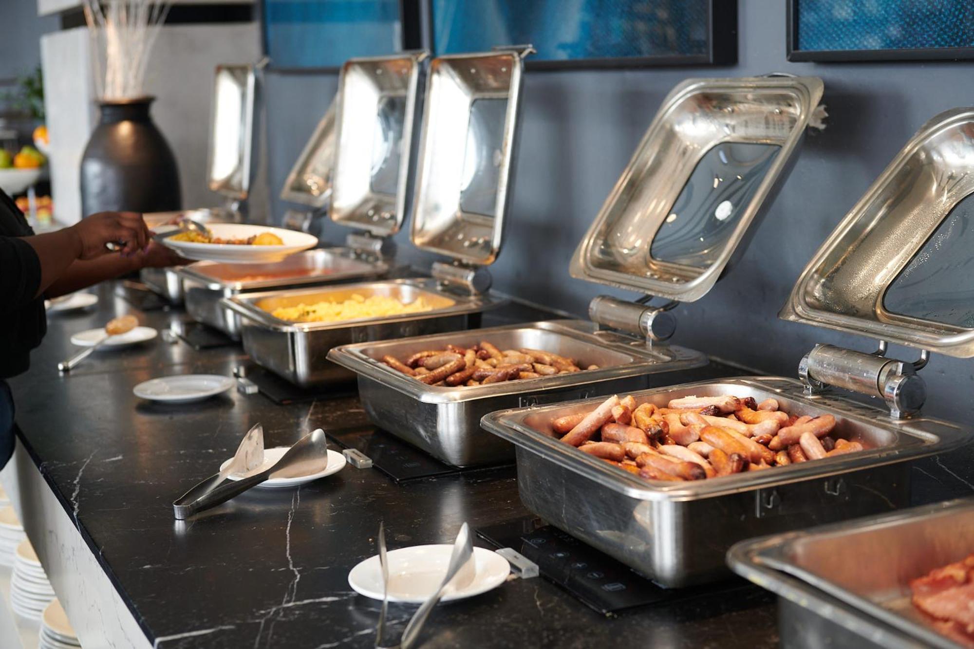 Seven Villa Hotel & Spa Йоханесбург Екстериор снимка A buffet