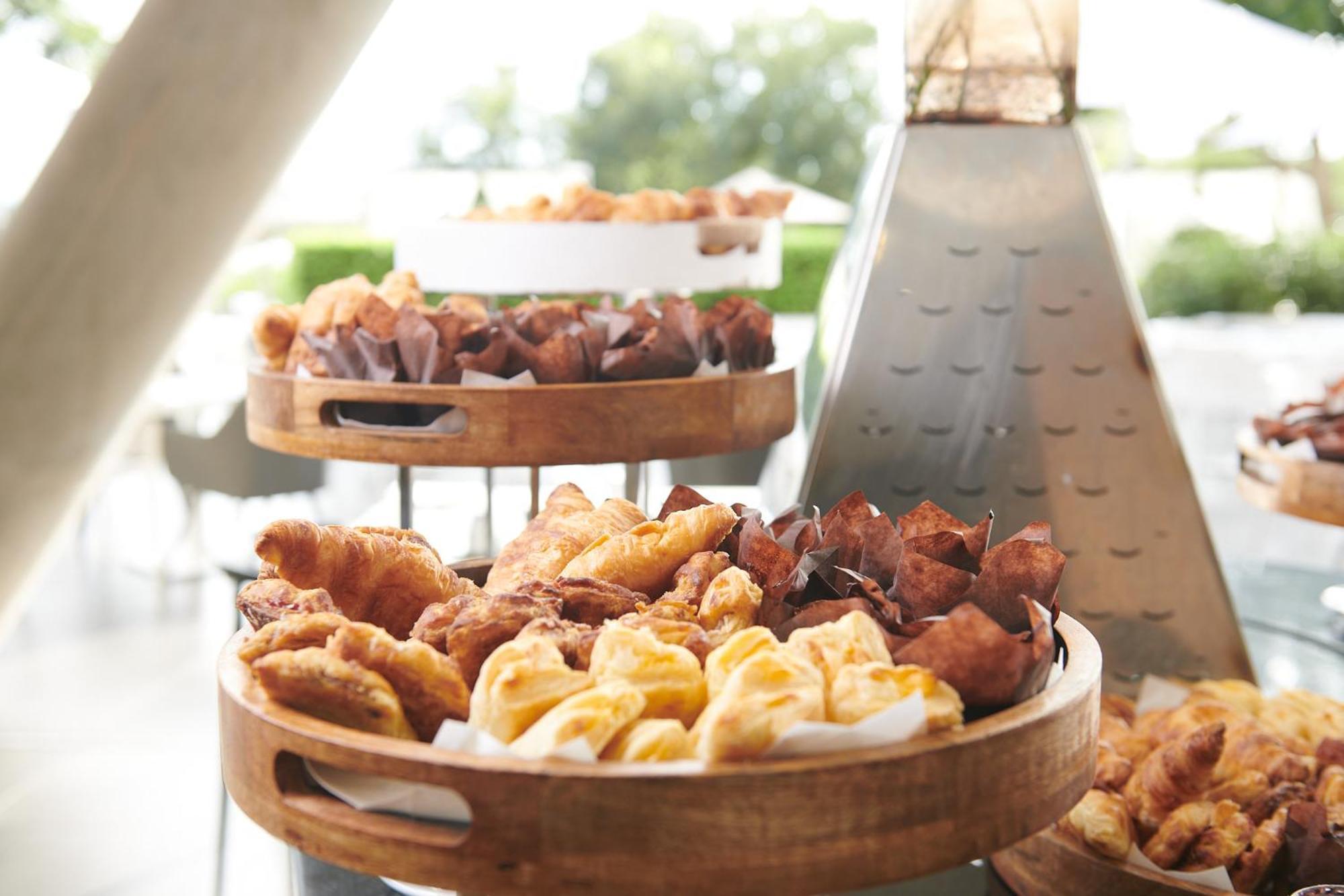 Seven Villa Hotel & Spa Йоханесбург Екстериор снимка A selection of pastries