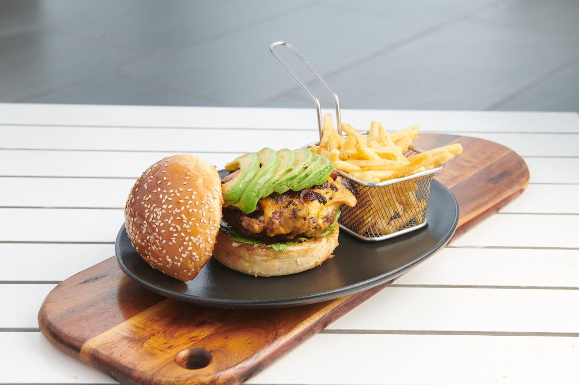 Seven Villa Hotel & Spa Йоханесбург Екстериор снимка A vegan burger with avocado and chips