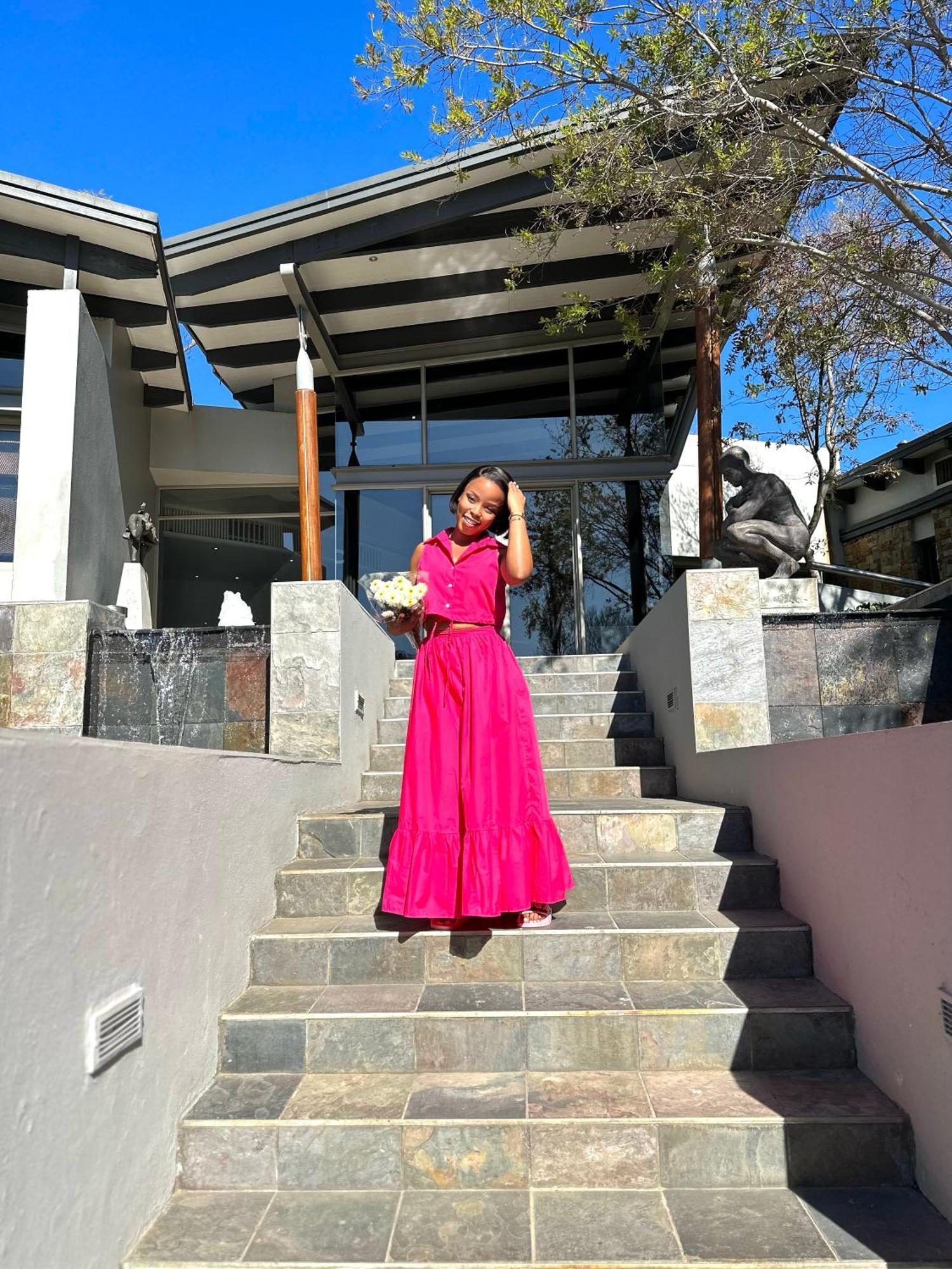 Seven Villa Hotel & Spa Йоханесбург Екстериор снимка A woman wearing a pink dress