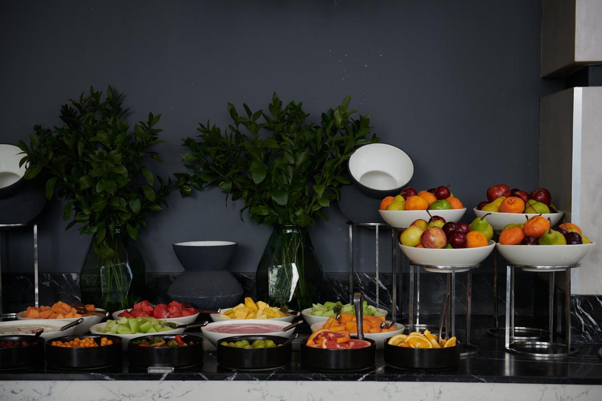 Seven Villa Hotel & Spa Йоханесбург Екстериор снимка A fruit salad buffet
