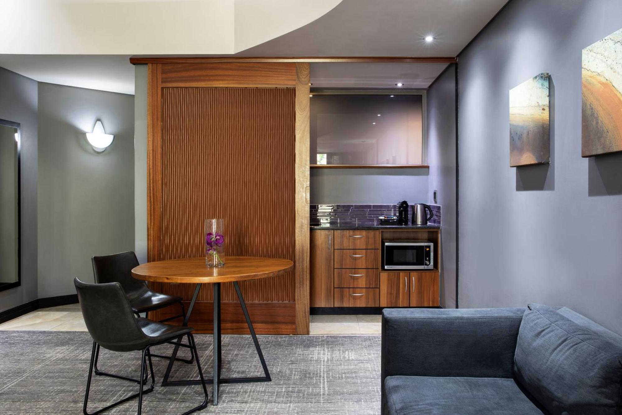 Seven Villa Hotel & Spa Йоханесбург Екстериор снимка A suite at the Hilton London Heathrow
