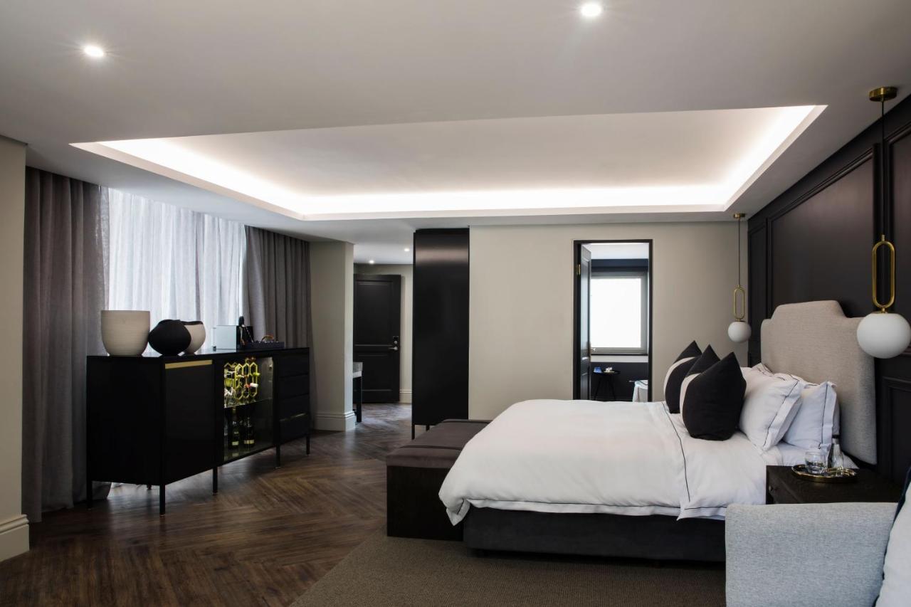 Seven Villa Hotel & Spa Йоханесбург Екстериор снимка A bedroom at The Dorchester